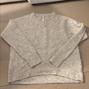 Aritzia Babaton Thurlow NEAR PERFECT Cozy Gray Heather Sweater